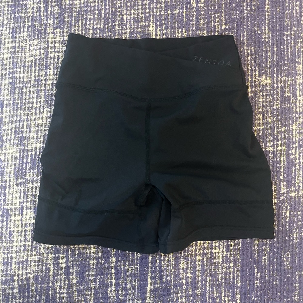 NWOT Zentoa Scrunch bum shorts